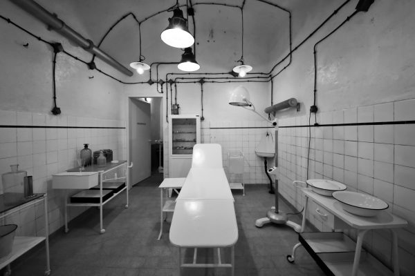 Vecchio ambulatorio militare abbandonato in un tunnel segreto sotto terra durante la Seconda Guerra Mondiale